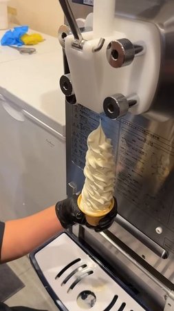 7HwyusCfY3I - ice cream tower🍨
