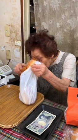 EquiVZ2Afcw - 1個50円のシュークリーム🧁長年愛される老舗パン屋はとても渋くて癒された【やおきパン】#福岡グルメ #japanesefood #shorts