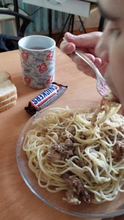 МУКБАНГ СПАГЕТТИ С ЦЫПЛЕНКОМ / САЛАТ И СНИГЕРС НА ДЕСЕРТ MUKBANG EATING 24. 06. 2025
