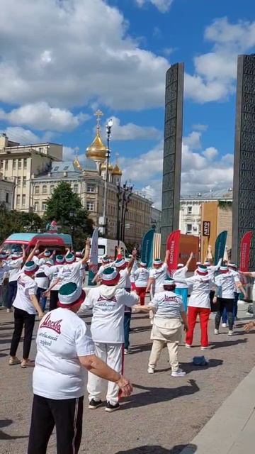Летняя зарядка на Сретенском бульваре от "Московского долголетия"