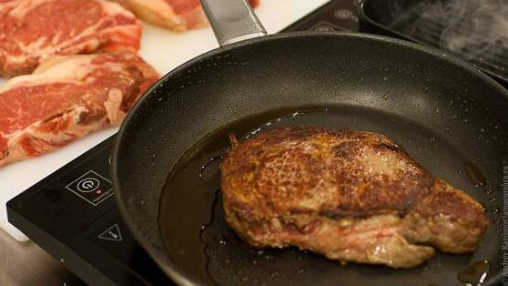 КАК ПОЖАРИТЬ🥩 ВКУСНЫЙ СОЧНЫЙ СТЭЙК ИЗ СВИНИНЫ