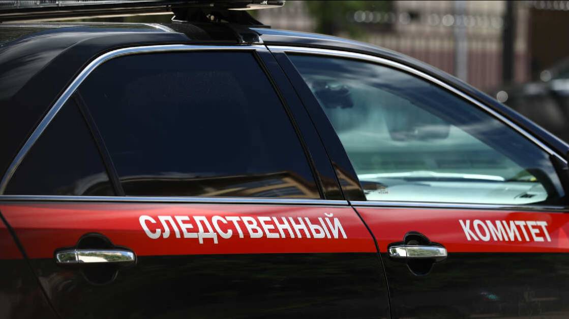 Тело мужчины с перерезанным горлом нашли в квартире в Петербурге