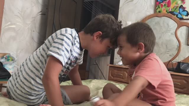 Дети на батуте, в бассейне, в читальне / Мирон пишет в 4 года / Влог