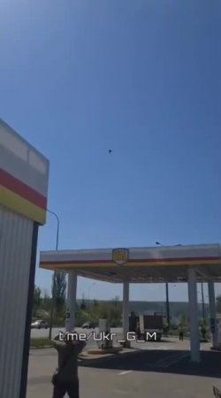 Кадры захода на цель и поражение дроном-камикадзе "Герань-2" объекта критической инфраструктуры п...