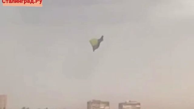 Флаг Украины сорвало ветром с самого высокого флагштока в Кривом Роге, сообщают местные СМИ.