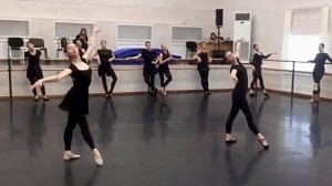 ГРАНД БАТМАН НА СЕРЕДИНЕ ЗАЛА С ИТАЛЬЯНСКИМ ФУЕТЭ-2