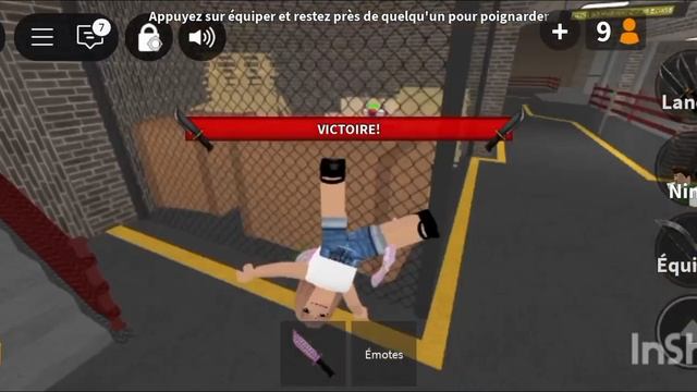 играю в мм2 с телефона *сорр плохо играю но выставила*