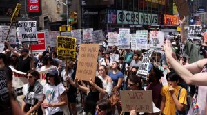 Тысячи демонстрантов с плакатами: США охватили протесты из-за ударов по Ирану