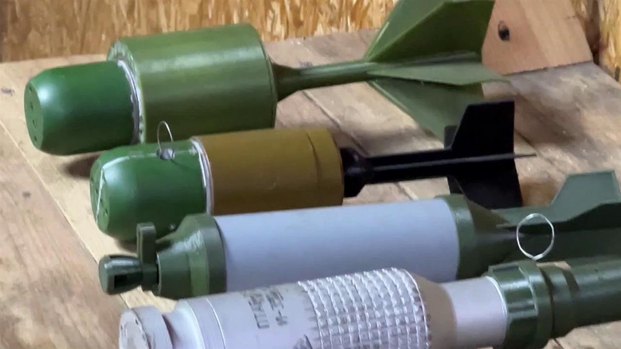В лаборатории инженерно-саперного полка группировки войск "Запад" готовят все необходимое для фронта