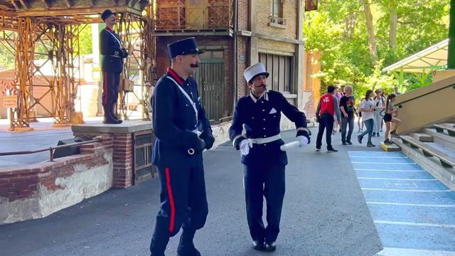 Диана и Рома Диана и Рома всей семьей весело проводят время в парке развлечений