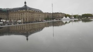 Бордо (Франция) - фонтан "Водное зеркало" во время дождя.