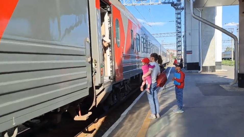 Маму с детьми подобрала проводница на перроне! ОБЗОР ТЮМЕНСКОГО ВОКЗАЛА. Пассажир перепутал поезд!