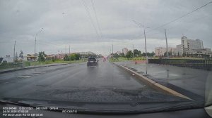 СПб 24.06.25. Лисичка с уткой на ул. Партизана Германа, около Администрации района.