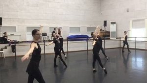 ГРАНД БАТМАН НА СЕРЕДИНЕ ЗАЛА С ИТАЛЬЯНСКИМ ФУЕТЭ-1