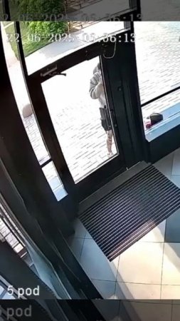 Ломал двери: в ЖК "Лазурный" молодой человек пытался выломать двери. Восстанавливать будешь?