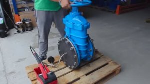 🔧 Опрессовка задвижки DN 300 PN 10 KELL: проверка герметичности под давлением! 🔧