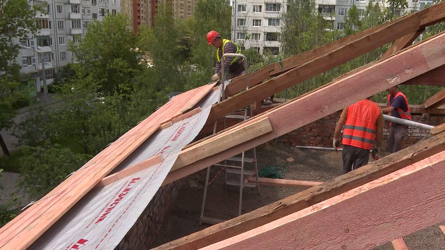 Крыша течь не будет: в Пироговской детской школе искусств меняют кровлю
