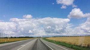 Дорога, поля и высокие облака - красотища