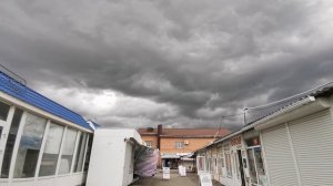 Высокие тёмные облака. Рынок