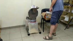 Дробление продукта – лома карамели в мелкую крошку на измельчителе роторно-ножевом ИРН(М)-200