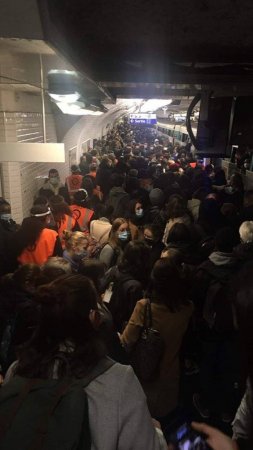 4.10.1толпы в еврометро (а как же полиДЗайские КРИКИ одистанции 2 метра между людьми