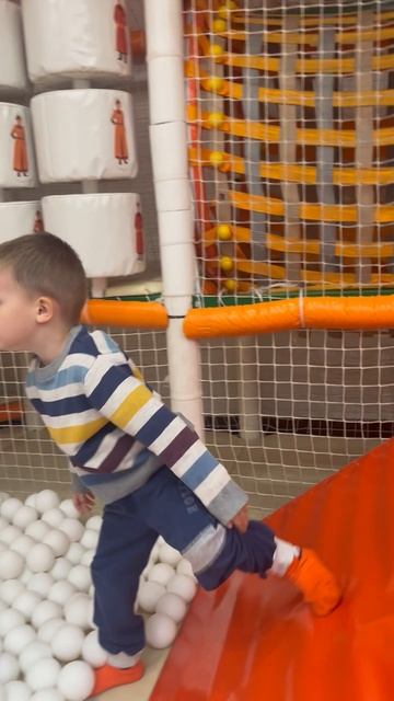 Володя: 3,10 в игровой кафе «Брат Бурят» смотреть онлайн