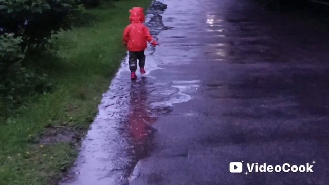 Гулять под дождём...☔Мерить лужи...,🌊👢Быть ребёнком...👶🏻❤️