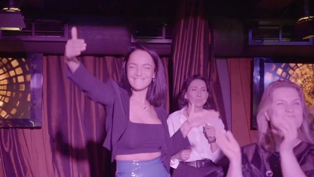 Красивая девочка под гениальную подтанцовку счастливого зрителя❤️