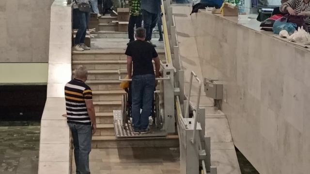 Екатеринбург. Доступная среда.  Подъемник для инвалидов во Дворце творчества