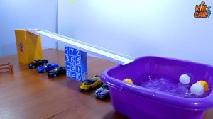 Машинки игрушки, горка, бассейн и шарики. Кир Кара Тойс