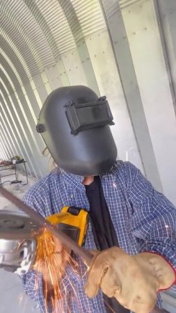 Девушка сварщик