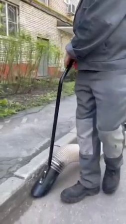 Коммунальщики в Лобне начали убирать дворы с помощью ручных пылесосов