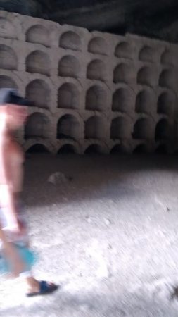 В горе на тропе Галицина, есть колодец, и интересные стеллажи под вино в горе