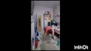 подъем ног в планке