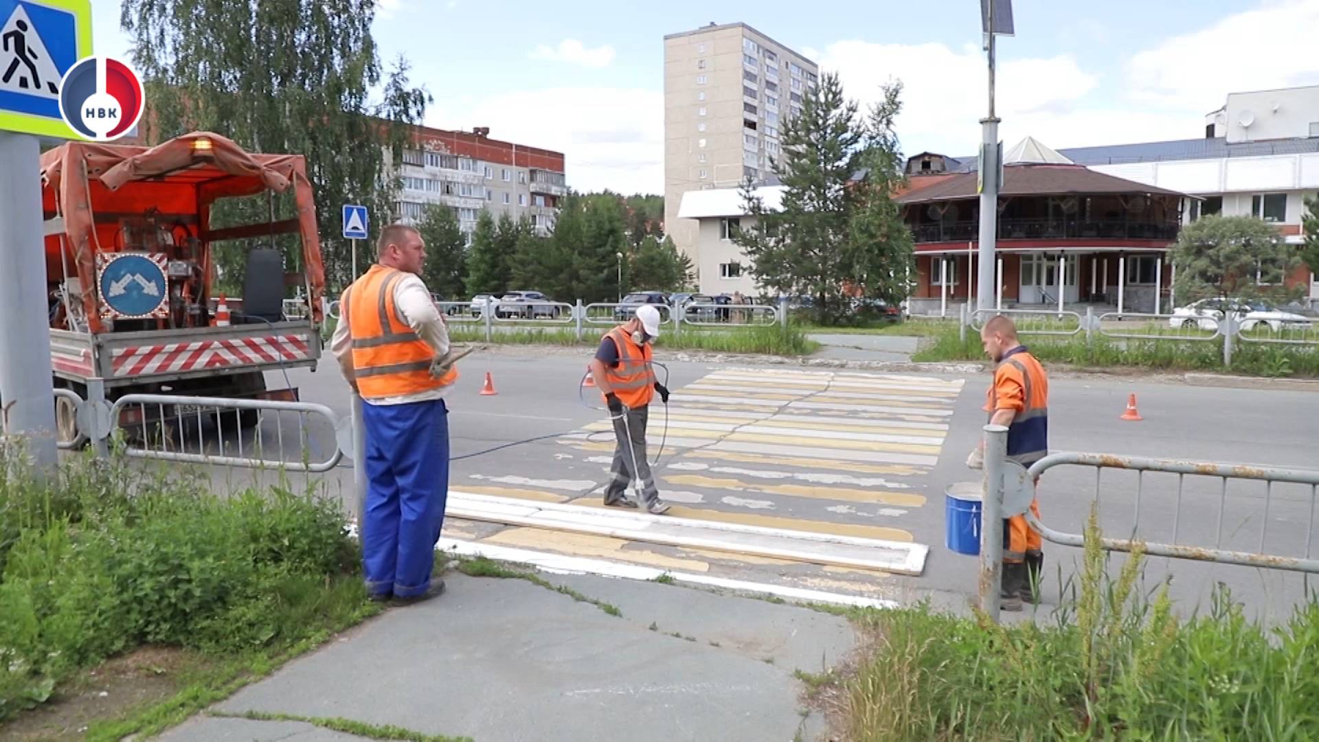 Сотрудники ДКС наносят дорожную разметку на улицах города