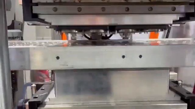 Производство овальной ПЭТ упаковки типа РКС на термоформовочной машине ER-80 со скоростью 60 циклов