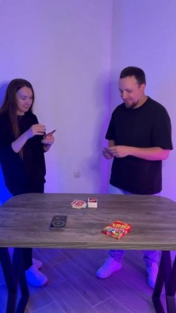 Двое играют в UNO. Игры для двоих. Кто победит Миша или Валя? #игры #настольныеигры #настолка #uno
