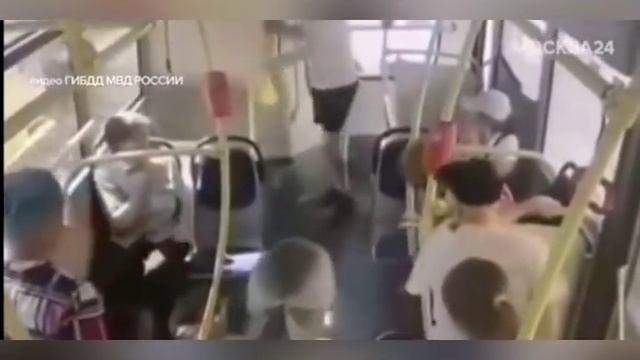 Девушка упала в обморок в автобусе смотреть онлайн