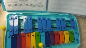 Играю на металлофоне (глокэншпиле) новогоднюю мелодию "Маленькой ёлочке холодно зимой"