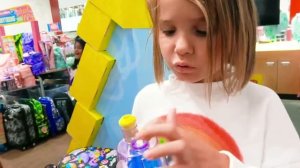 Мистер Макс • Mister Max - Мальчики против девочек Покупки в школу