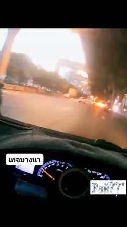 Байкер успел остановиться и избежал столкновения с угодившим в ДТП автомобилем