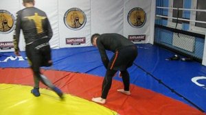 2017 год. Не стоит закрепощаться при контроле противника в захвате за одежду сверху или шею.