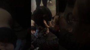 В Москве в метро бабушка умирала у всех на глазах, ее спасла студентка-медик .