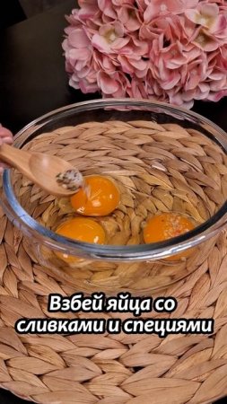 Летняя запеканка с капустой, колбасками и сыром под томатным соусом