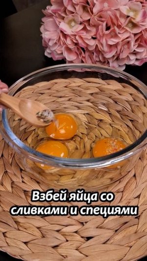 Летняя запеканка с капустой, колбасками и сыром под томатным соусом