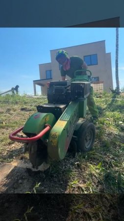 Фрезеровка пней ручной дробилкой на склоне после расчистки участка