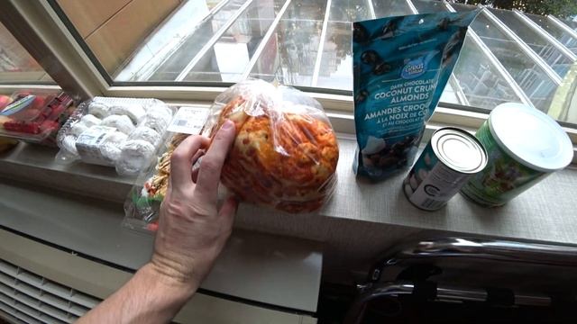 Канада/food bank/продуктова допомога з так званого фуд банку/ЩО СЬОГОДНІ ДАЮТЬ В СОЦІАЛЬНОМУ МАРКЕТІ