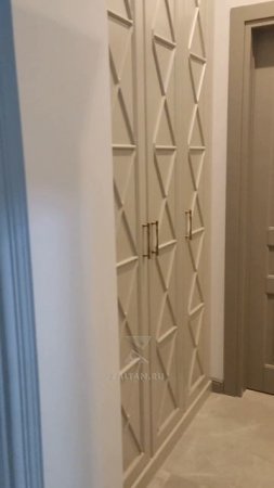 Шкаф в стиле прованс для прихожей. Фасады МДФ эмаль с декоративной геометической раскладкой.