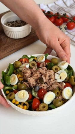 Салат с тунцом и перепелиными яйцами по рецепту lusya_food_mood 🥗  #foodru #рецепты #салат