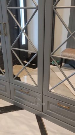 Встроенный серый шкаф в прихожую с зеркальными фасадами в стиле неоклассика
